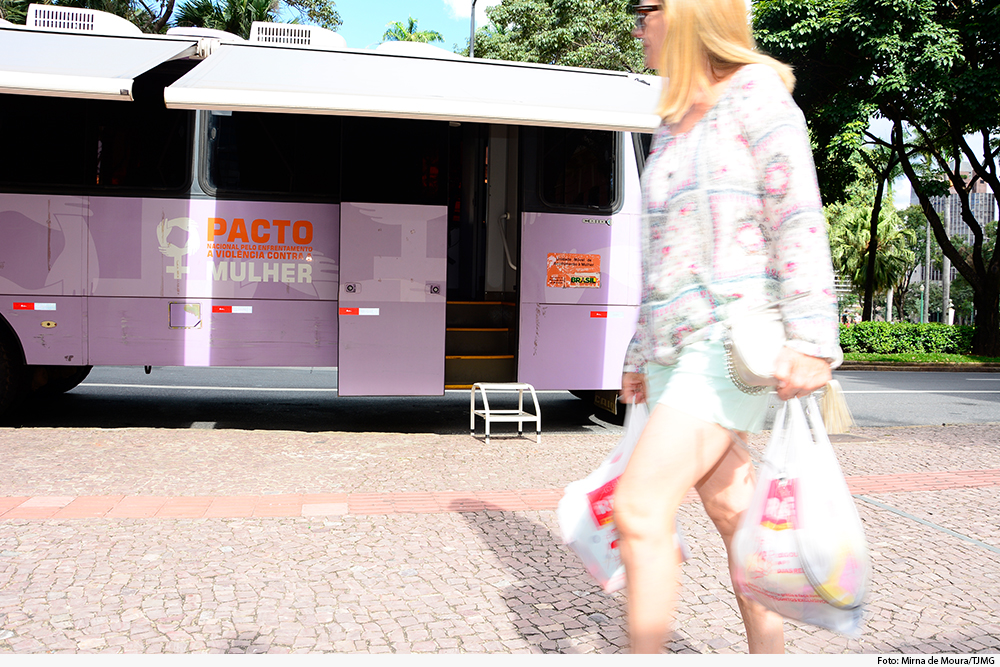 not-comsiv-onibus-mulher-com-compras-12.03.jpg