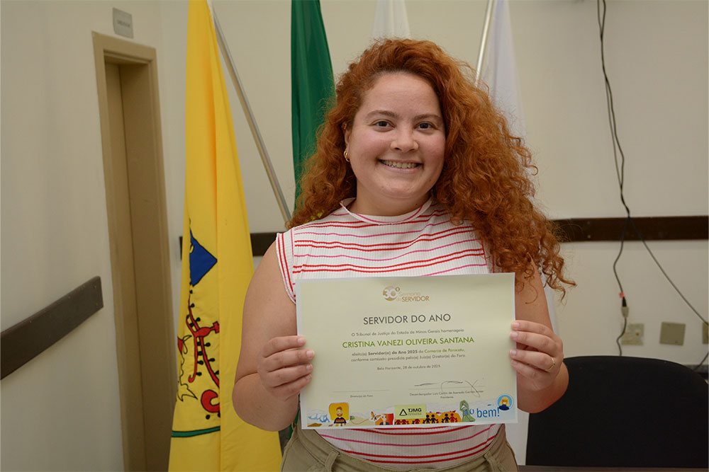 Not-Homenagem-a-servidora-do-Ano-Paracatu-Cristina-Vanezi-Oliveira-Santana.jpg