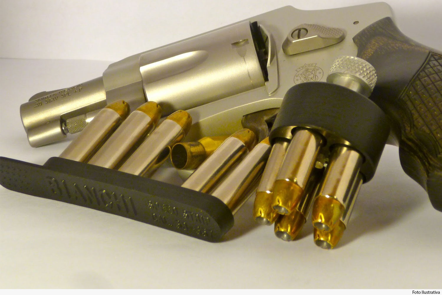 Revólver calibre 38 e munições