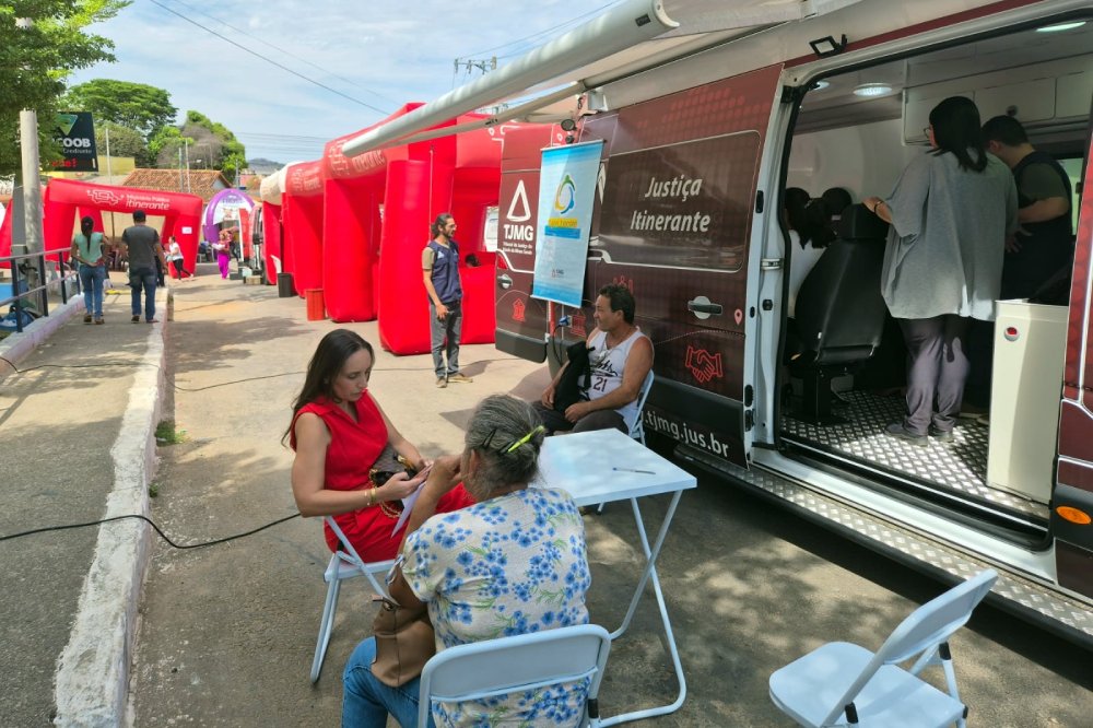 Not Cejusc Itinerante Capim Branco - Juiza Atendendo.jpg