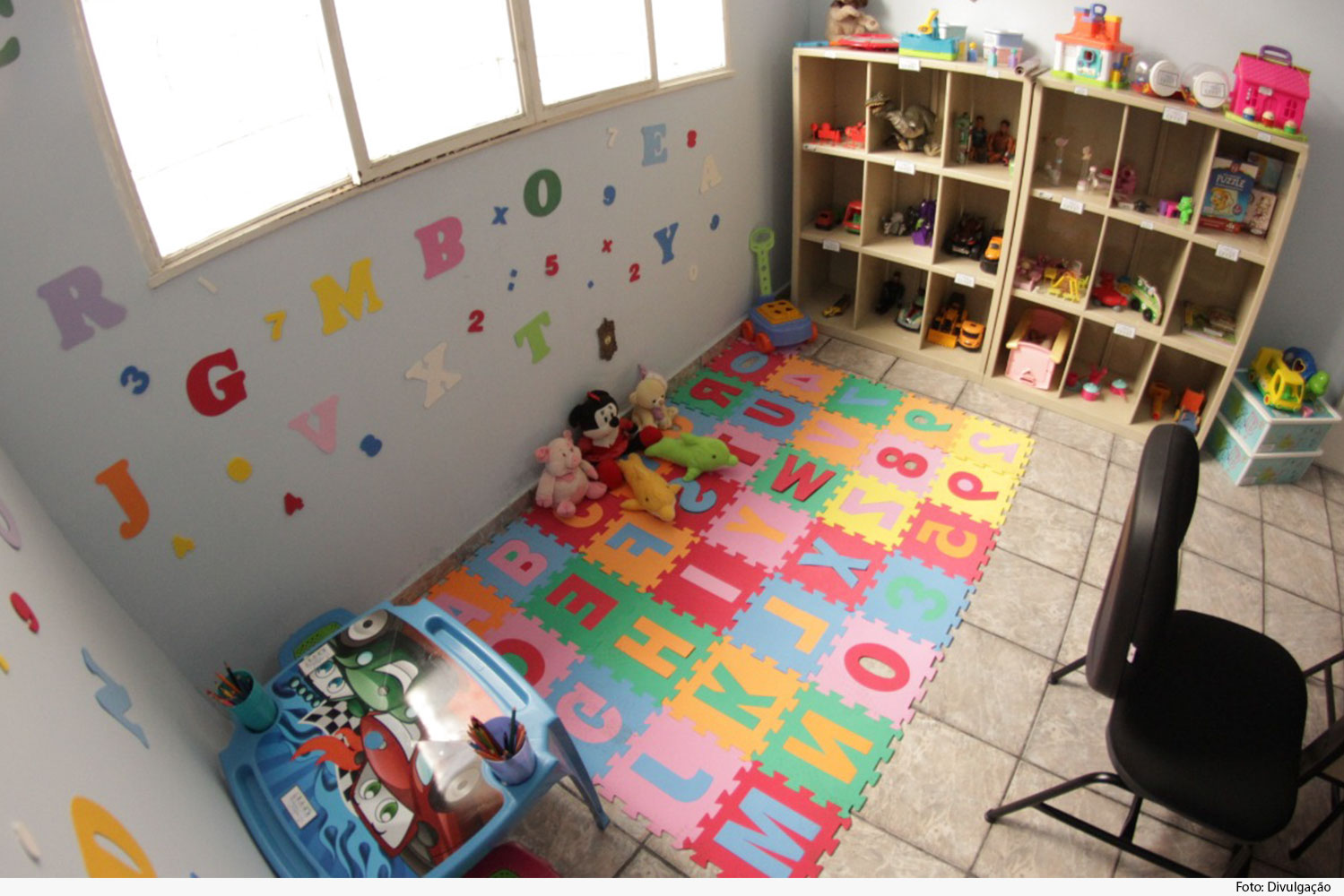 Sala decorada especialmente para crianças com brinquedos