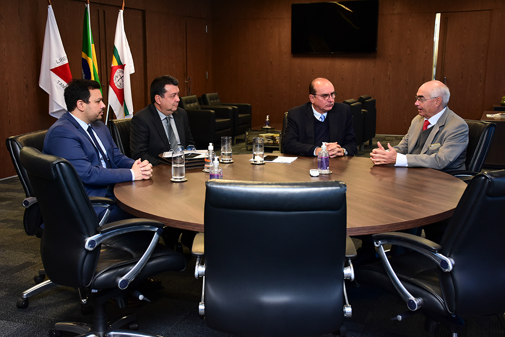 Presidente do Tribunal de Contas e diretor da Faculdade de Direito da UFMG  debatem cooperação técnica - Tribunal de Contas do Estado de Minas Gerais /  TCE-MG