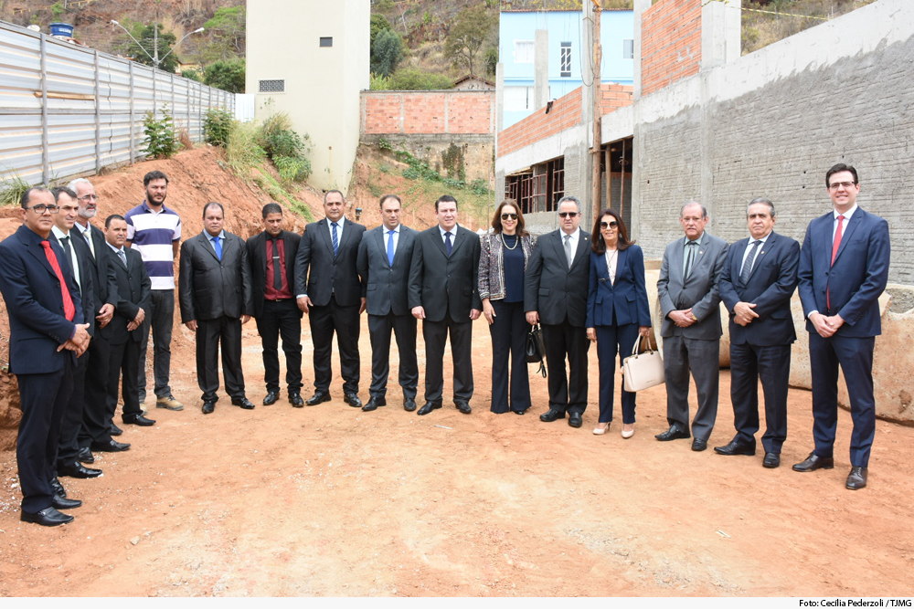 Grupo de autoridades em canteiro de obras