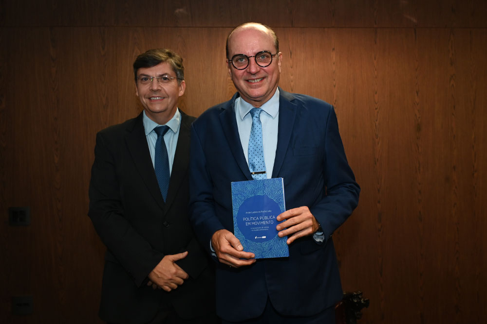 Not-1---Juiz-Andre-Ladeira-da-Rocha-Leao-entrega-livro.jpg
