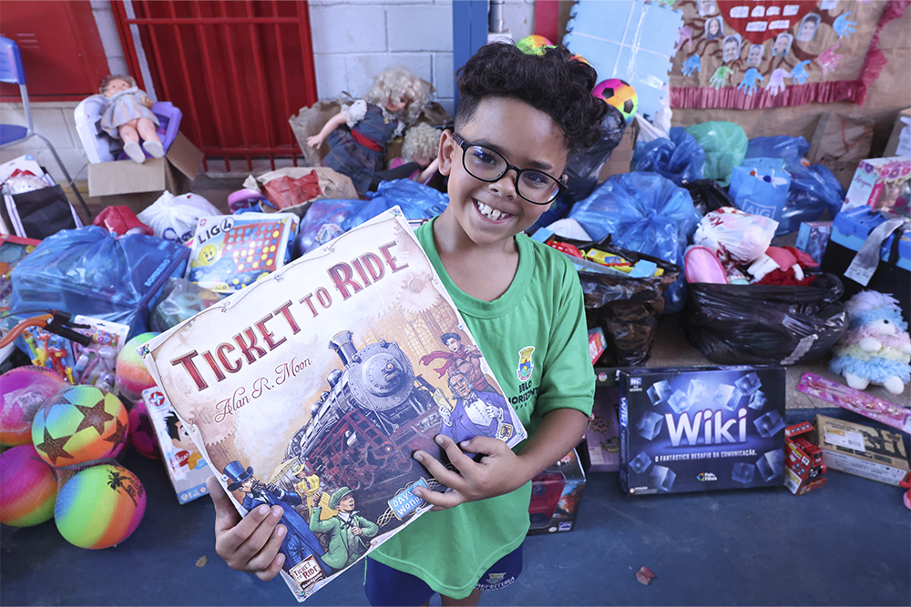 Not Entrega de brinquedos na Escola Municipal Tristao da Cunha Theo Ribeiro 09 anos 6.jpg