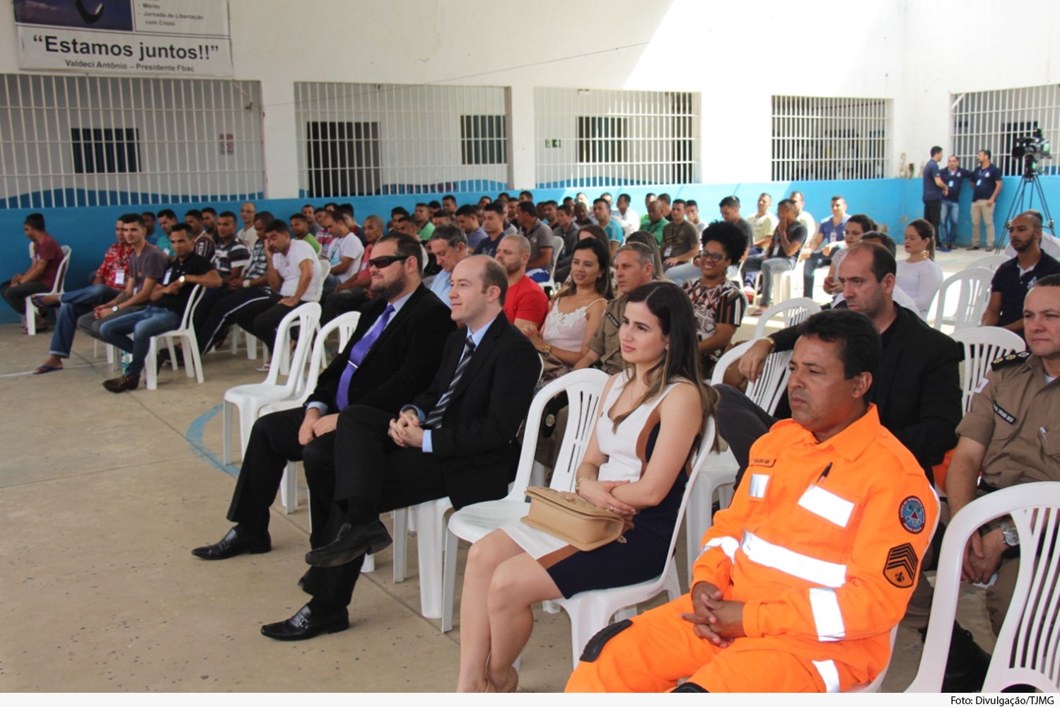 Plateia com recuperandos e autoridades na primeira fila