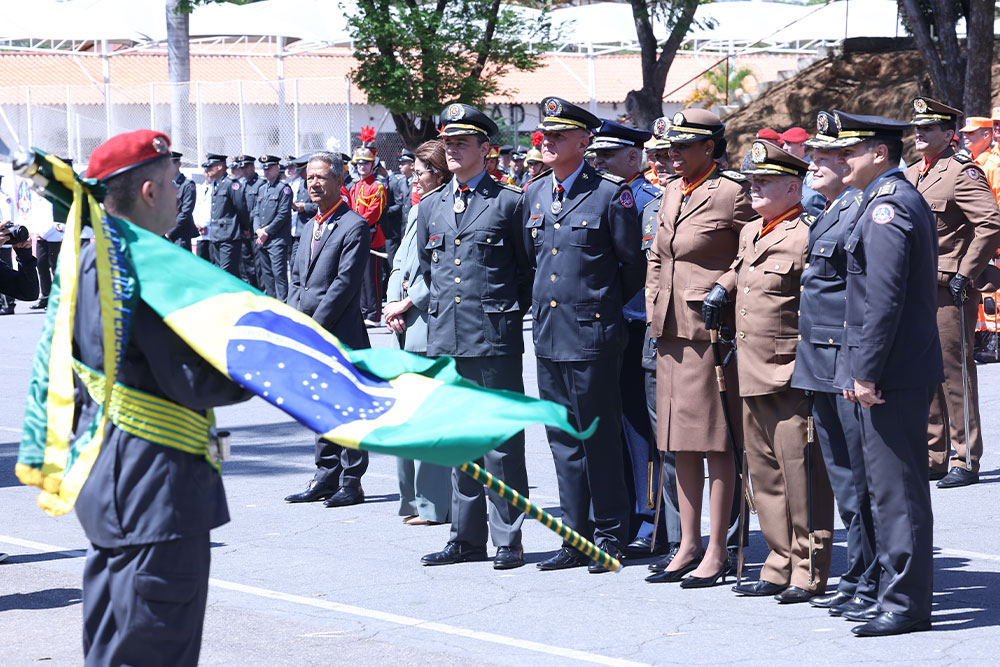 Not-Presidente-Vicente-de-Oliveira-Silva-recebe-medalha-dos-Bombeiros-3.jpg