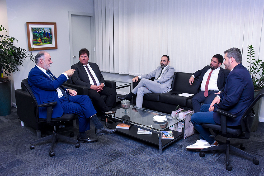 Not---Des-Marcos-Lincoln-recebe-visita-do-dep-Ulysses-Gomes-e-Rodrigo-Alves_-pref-Camanducaia.1.jpg
