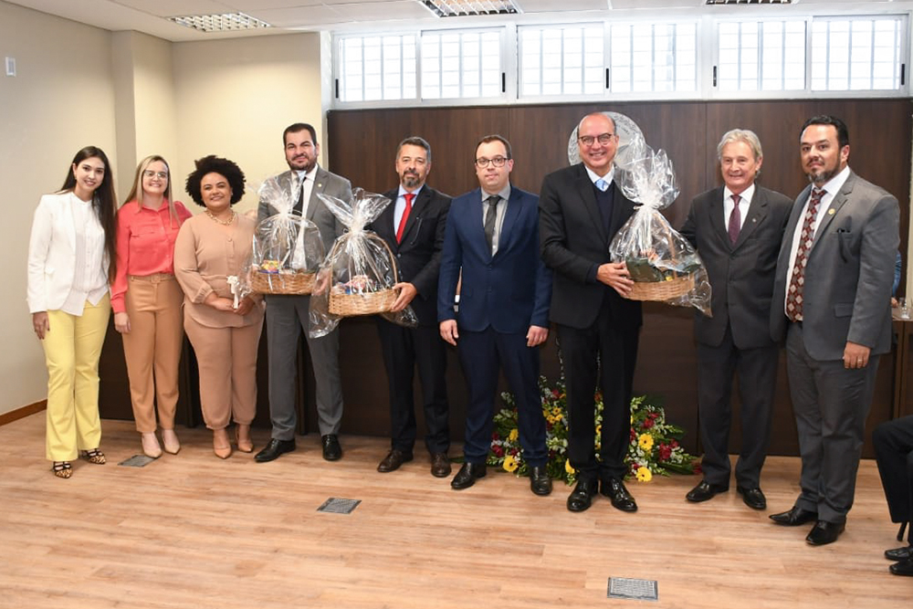 not-solenidade-eloi-mendes-ENTREGA-DE-CESTA-PARA-DESEMBARGADORES-02.jpg