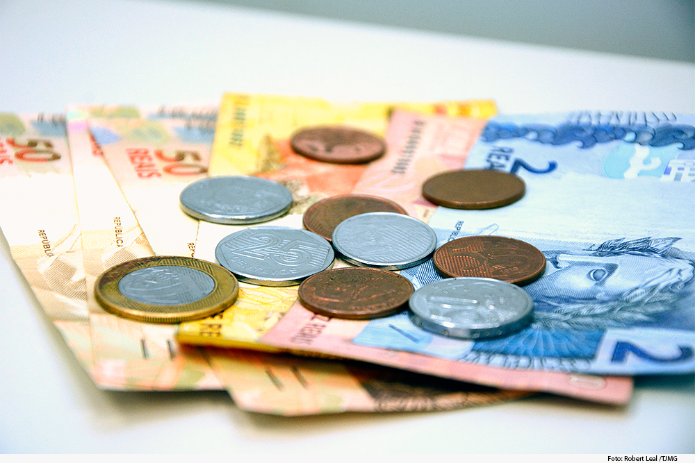 Cédulas e moedas de valor variado