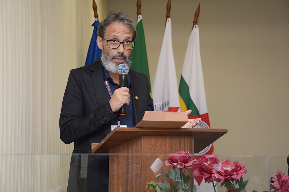 Not---Homenagem-servidores-Manhuacu-4-servidor-Carlos-Roger-Duarte.jpg