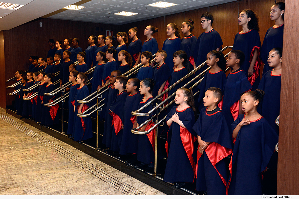 Coral Infantojuvenil canta na escadaria do Tribunal Pleno, na Sede