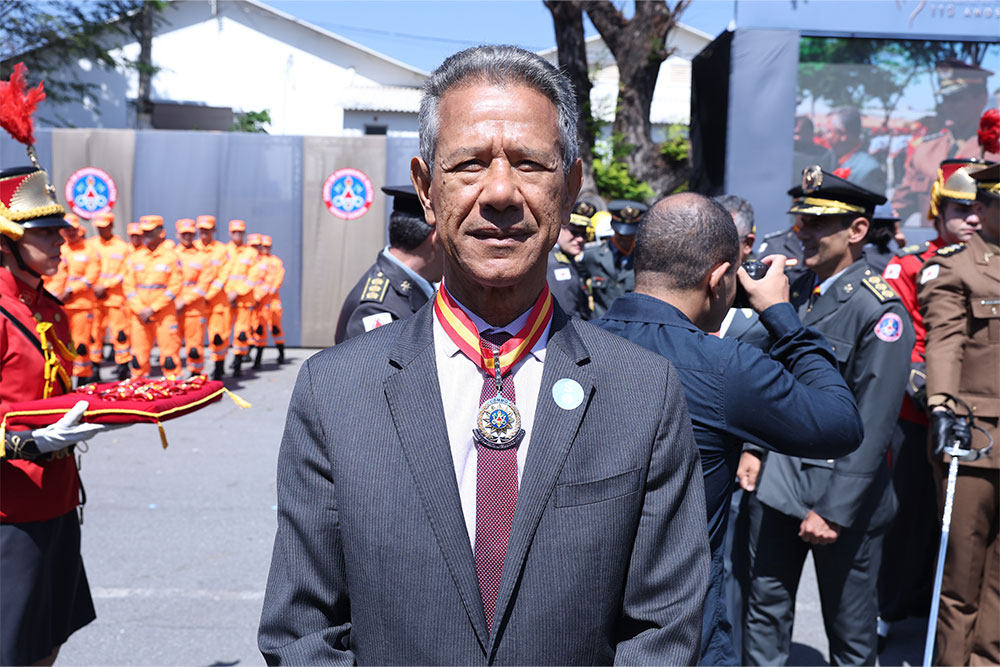 Not-Presidente-Vicente-de-Oliveira-Silva-recebe-medalha-dos-Bombeiros-1.jpg