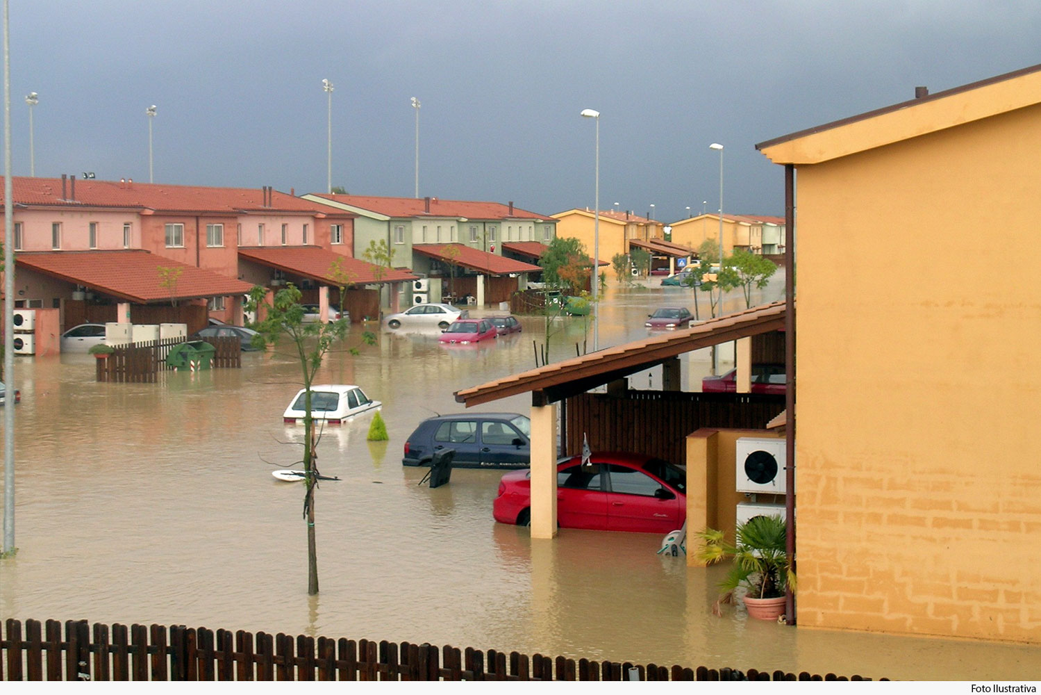 Ruas alagadas, com água invadindo casas e veículos