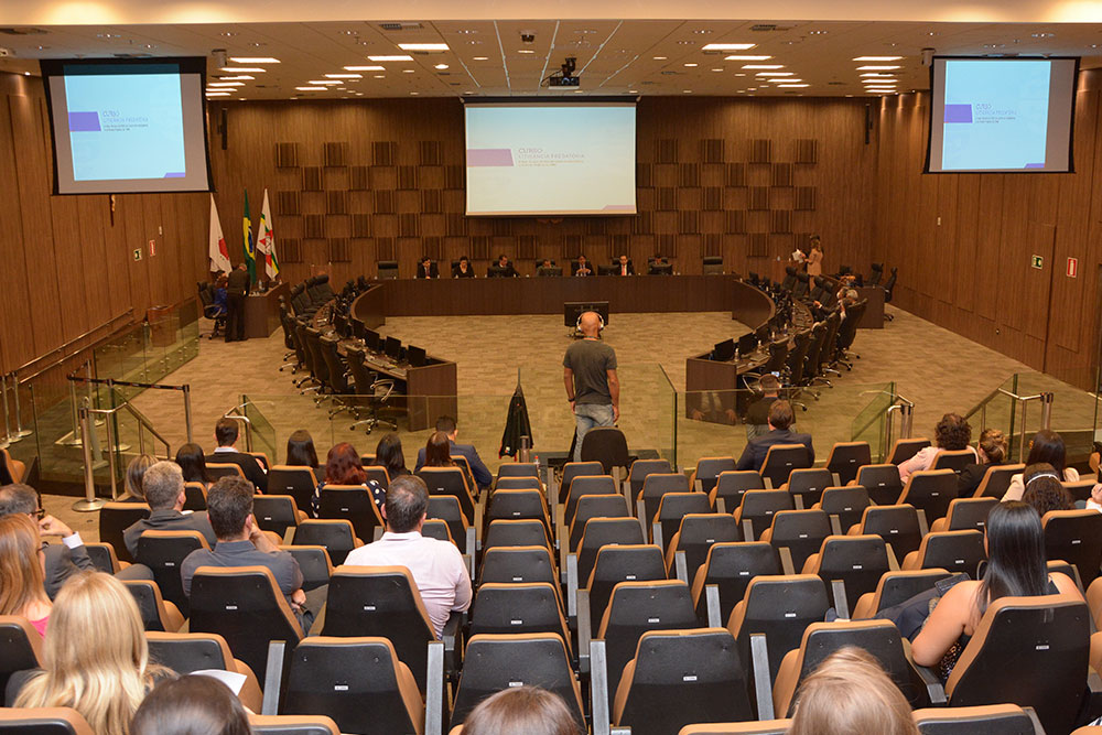 Auditório com telão e apresentação