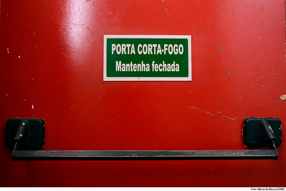 Porta corta-fogo com recomendações