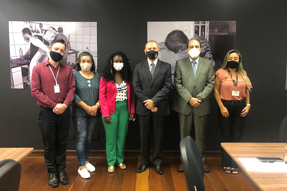 Autoridades posam em espaço decorado com quadros