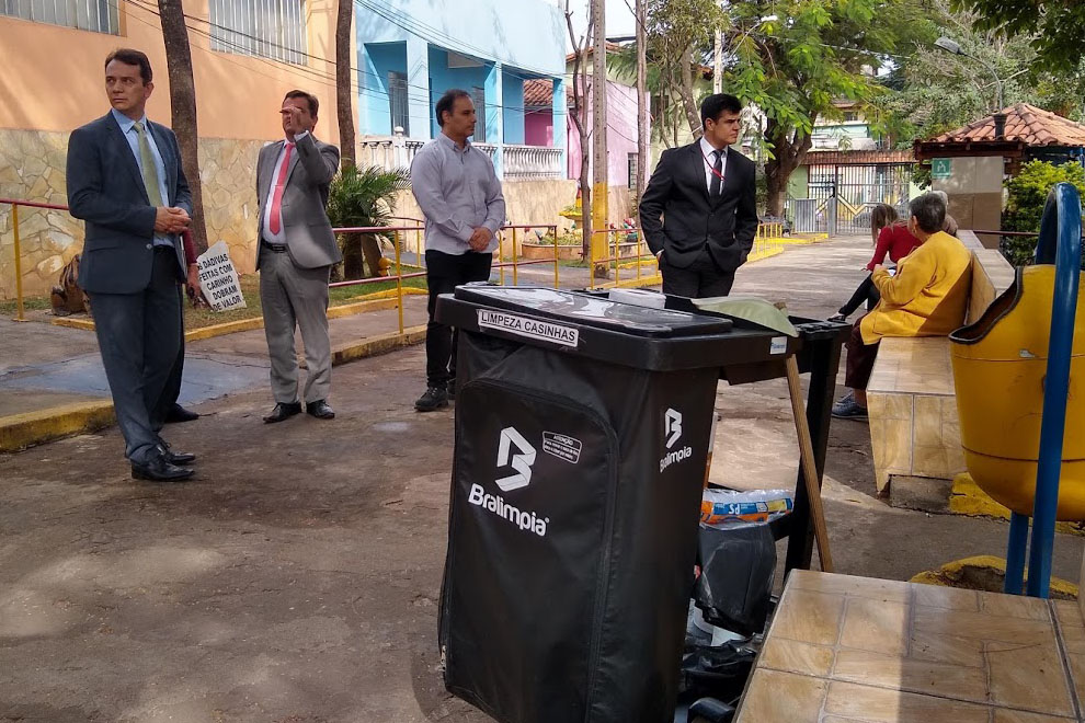 promotor Dr Marco Aurelio Rodrigues de Carvalho e juiz Dr Christinao de Oliveira Cesarino na Vila Vicentina - carrinhos de limpeza diaria.jpg