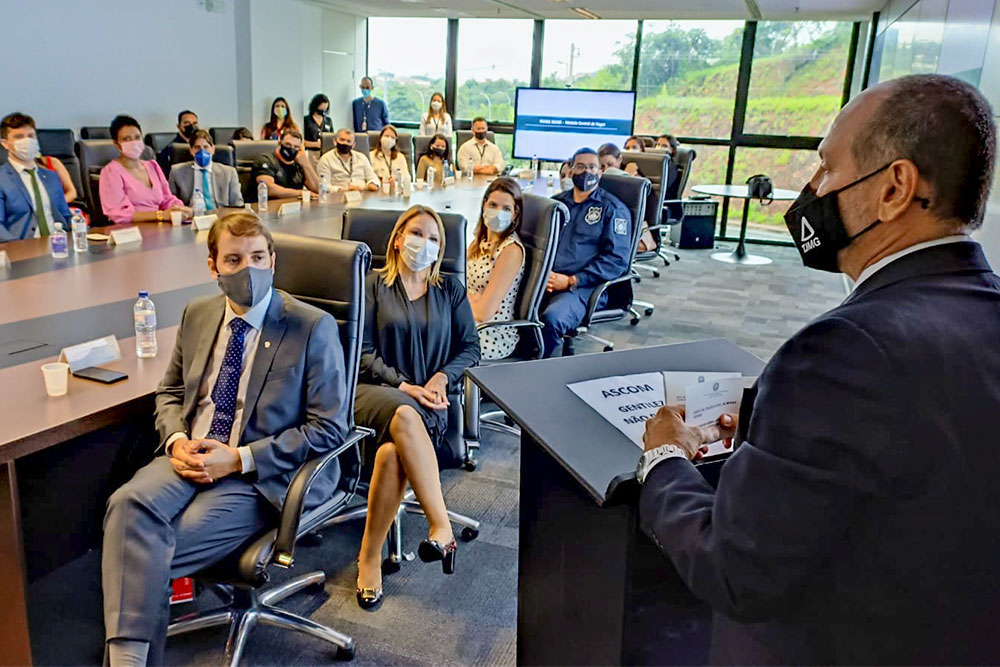 Magistrado fala a participantes de reunião