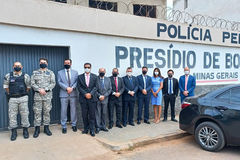 Autoridades civis e militares na entrada de Presídio de Bocaiuva