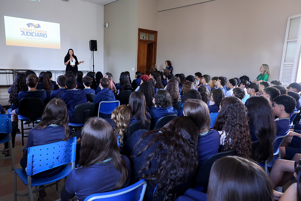 Not-Juliana-M-Conhecendo-o-Judiciario-no-Colegio-Santa-Maria.3.jpg