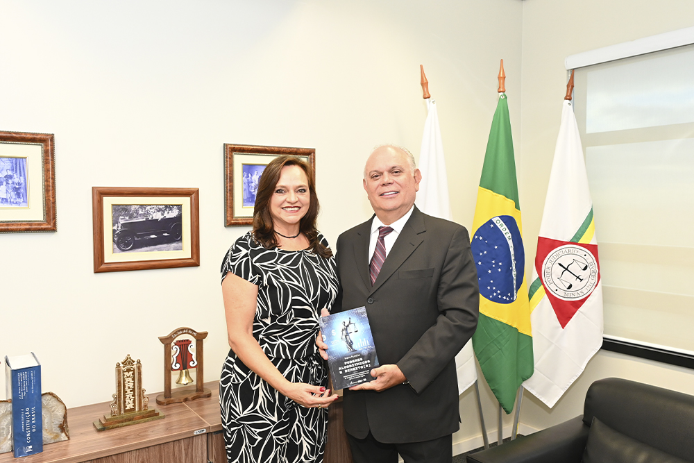 Not-1---Entrega-do-livro-ao-Des.-Saulo-Versiani.jpg