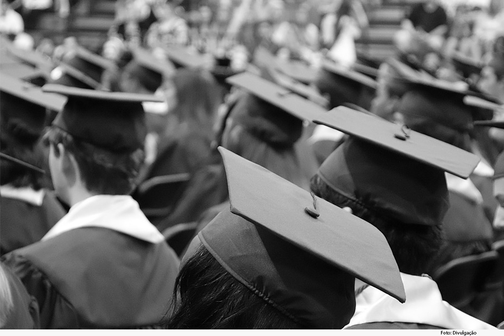 Jovens vestidos para solenidade de formatura