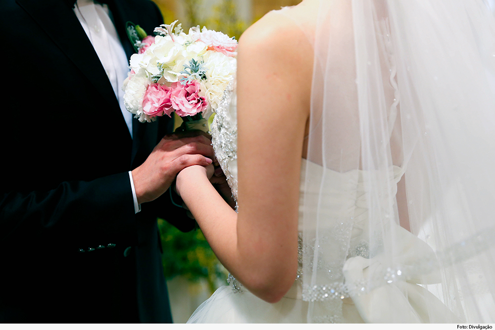 Corte de casal (homem de terno e mulher de vestido de noiva e buquê)