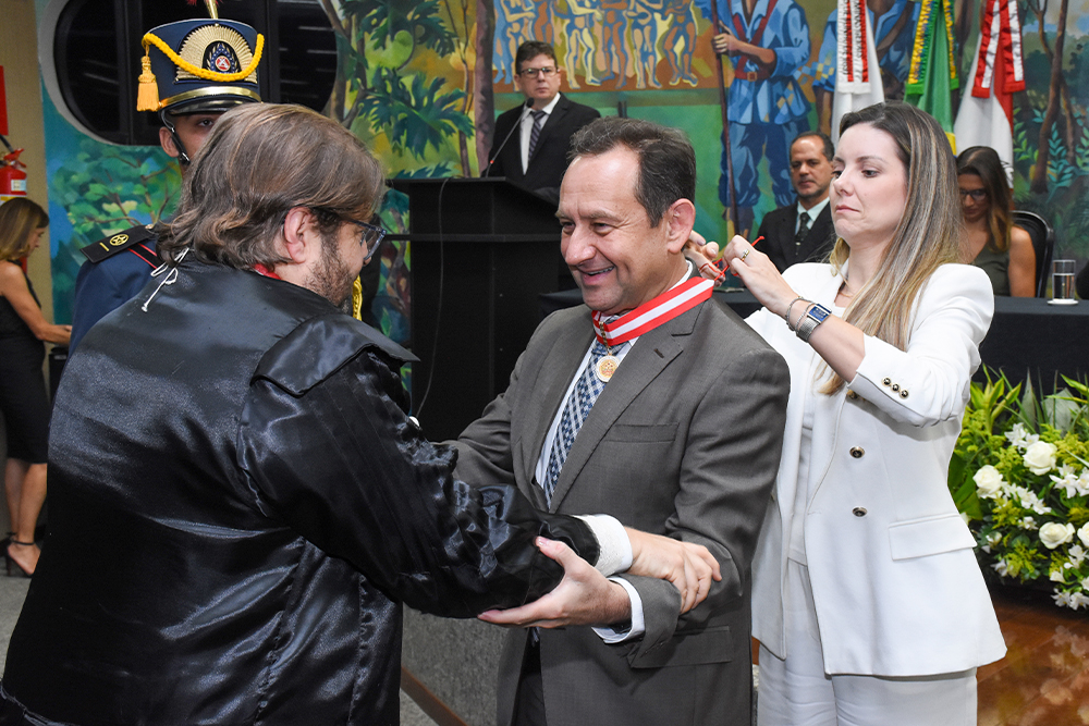 Not---Presidente-recebe-Colar-do-Merito-da-Corte-de-Contas-Min-Jose-Maria-Alkmim-TCEMG._2.jpg