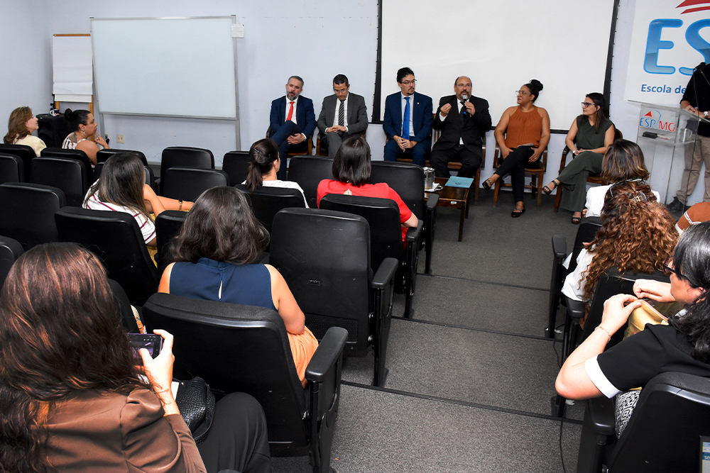 Not---Seminario-de-Encerramento-das-Turmas-IX-e-X-do-Curso-de-Esp-em-Direito-Sanitario-da-ESPMG._3.jpg