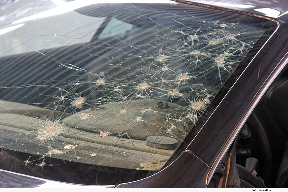 vidro de carro com vários buracos de bala