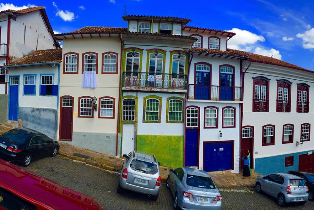 Vista de rua em Ouro Preto com repúblicas estudantis