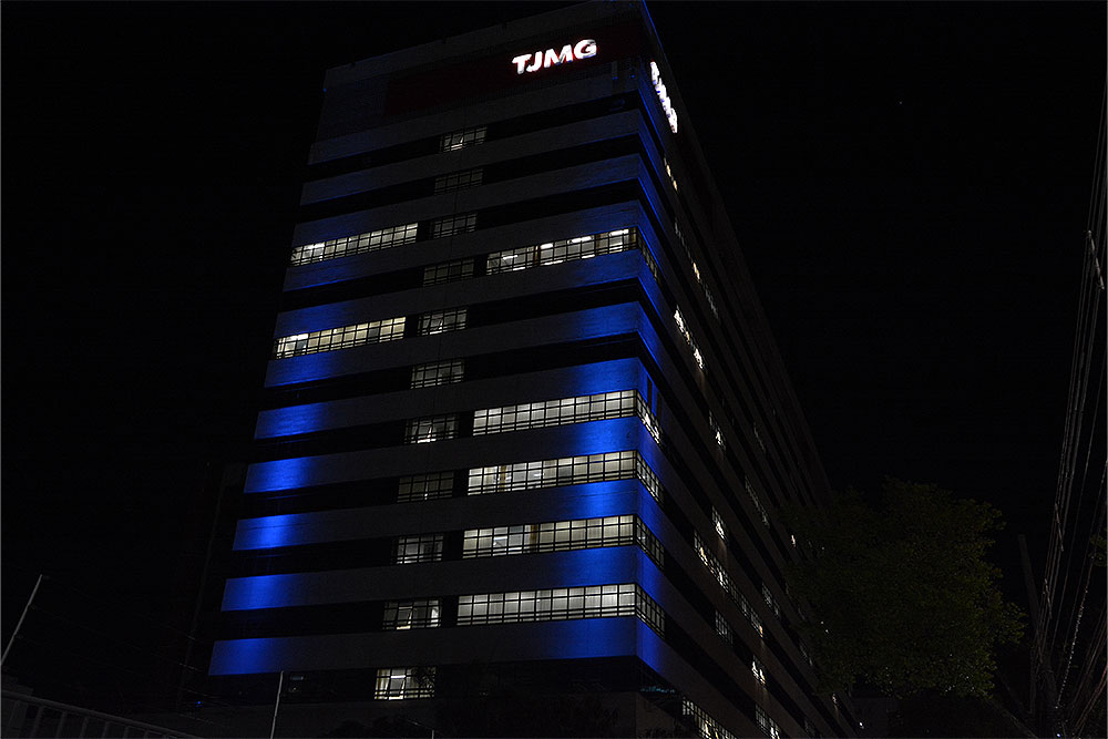 Not---Sede-do-TJMG-com-iluminacao-azul-Outubro-Azul1.jpg