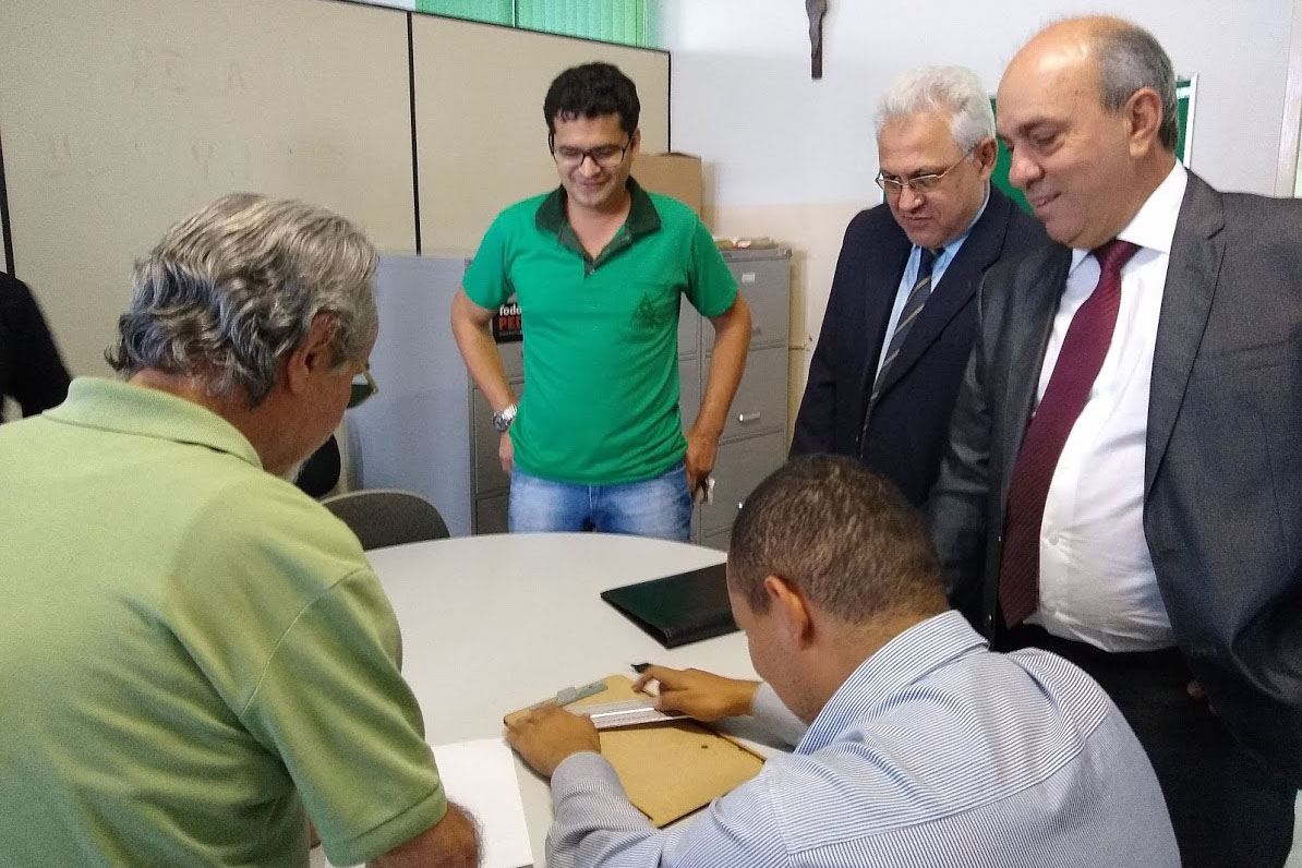 reglete Braile - juizes dr Marcelo Paulo Salgado e dr Francisco de Assis Correa.jpg