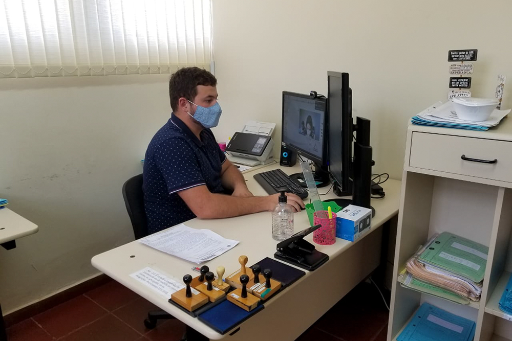 Funcionário trabalha ao computador em instalações do Cejusc