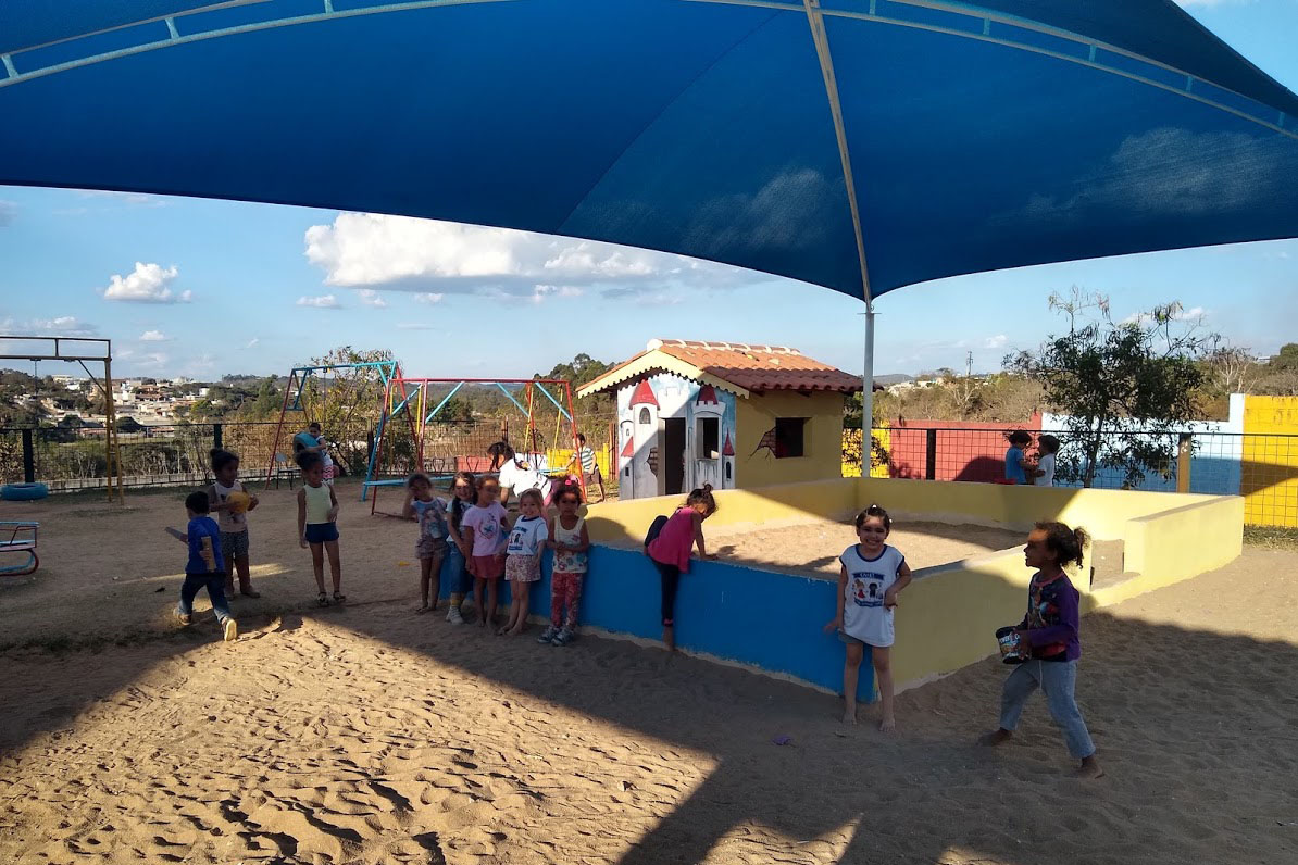 criancas atendidas pelo CMEI Miguel Rodrigues Filho brincam no p_tio com cobertura adquirida atraves de verba pecuniaria.jpg