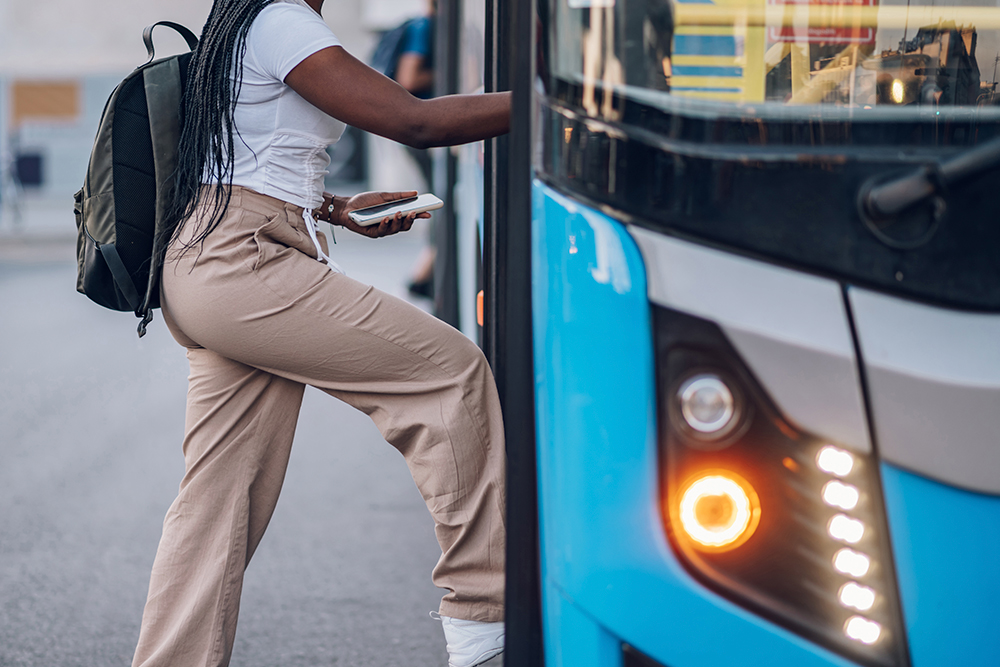 Not 1 Mulher subindo no onibus.jpg