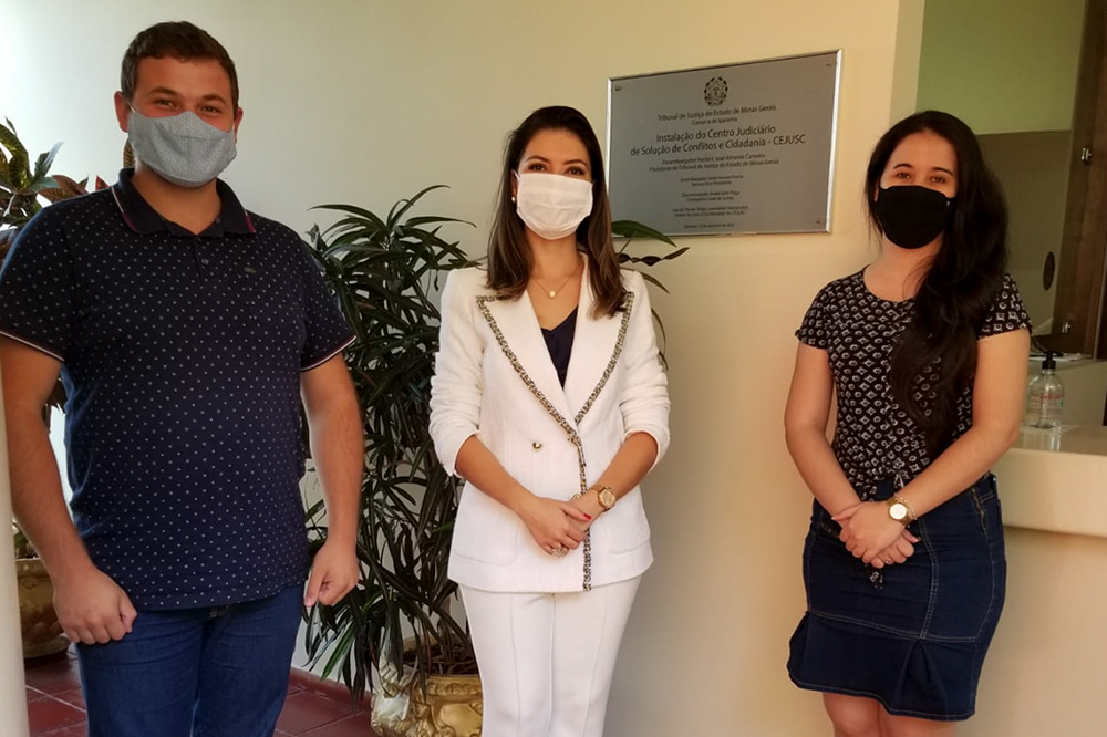 Juíza, estagiário e funcionária no Cejusc