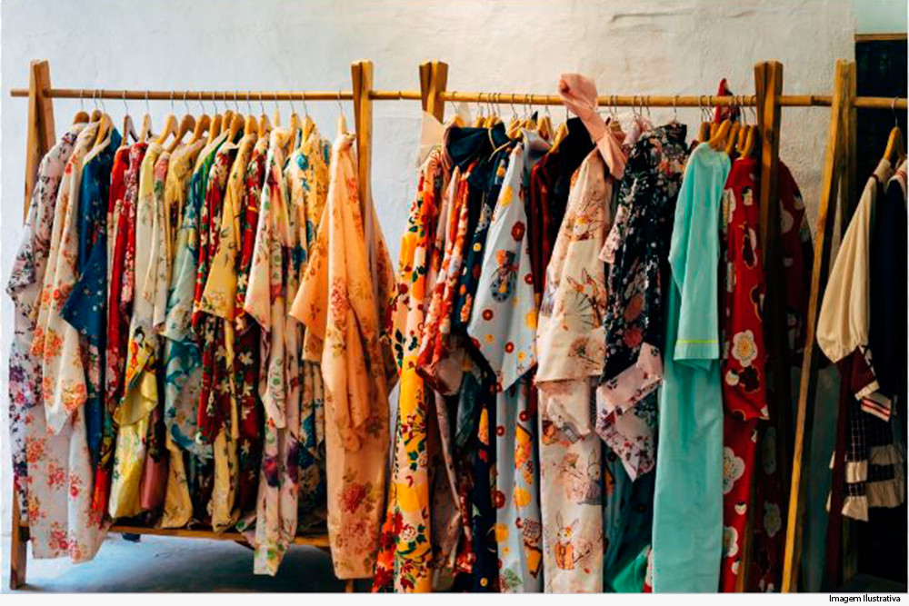 Roupas penduradas em arara em loja