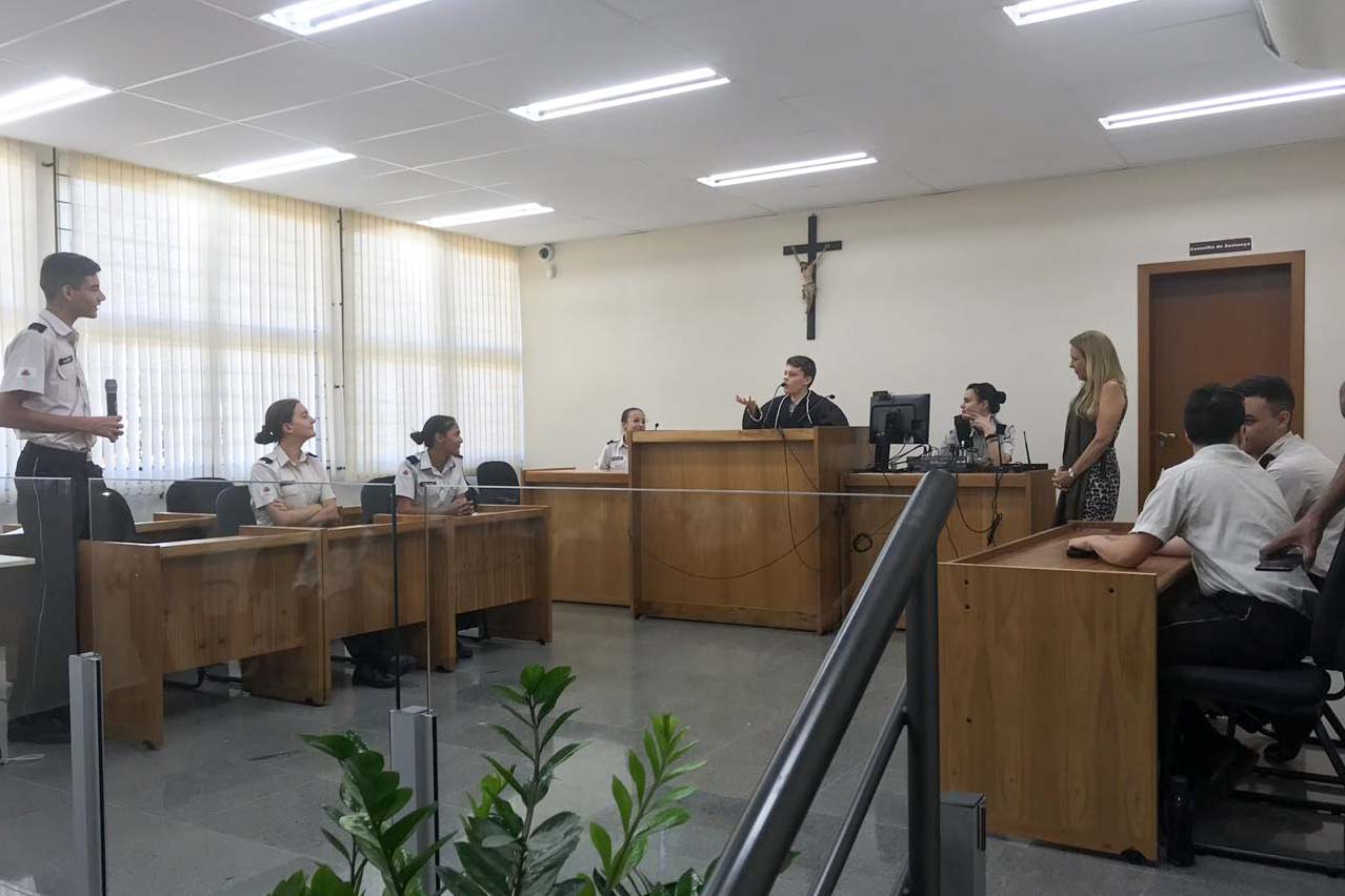 Estudantes simulam julgamento em salão do júri