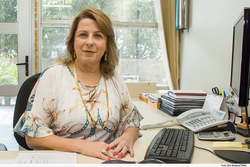 Juíza em gabinete de trabalho