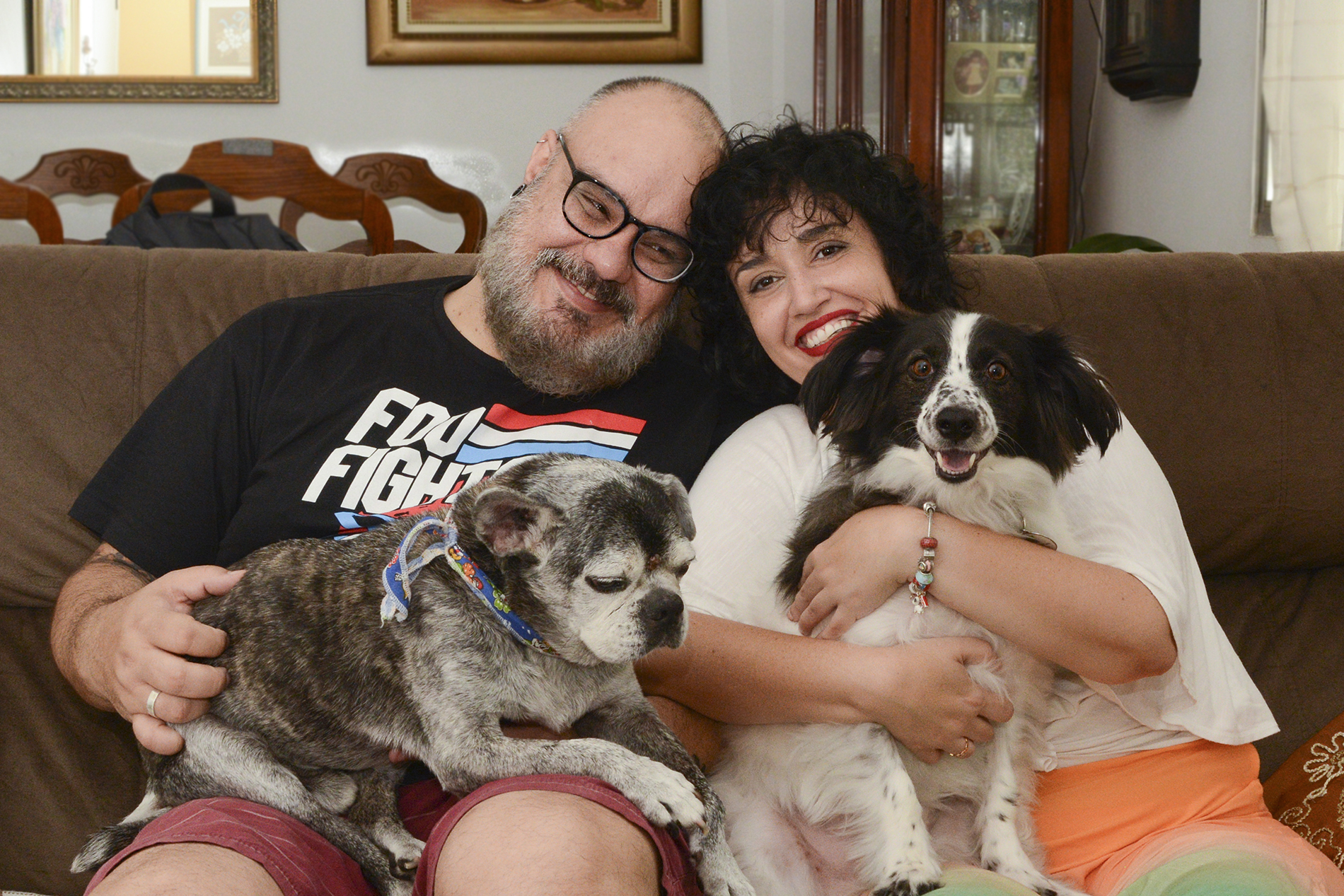 foto dos cães Ludovico e Casé com o casal Brenno e Allyne.