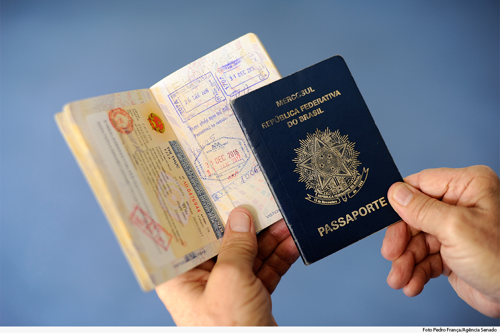 Pessoa pegando passaporte