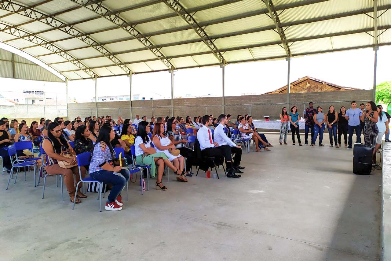 Grupo em ginásio participa de evento