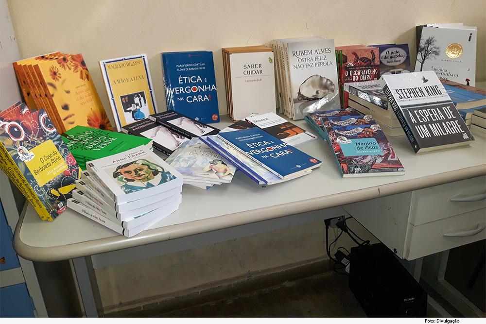 mesa com livros disponibilizados aos presos em Araçuaí