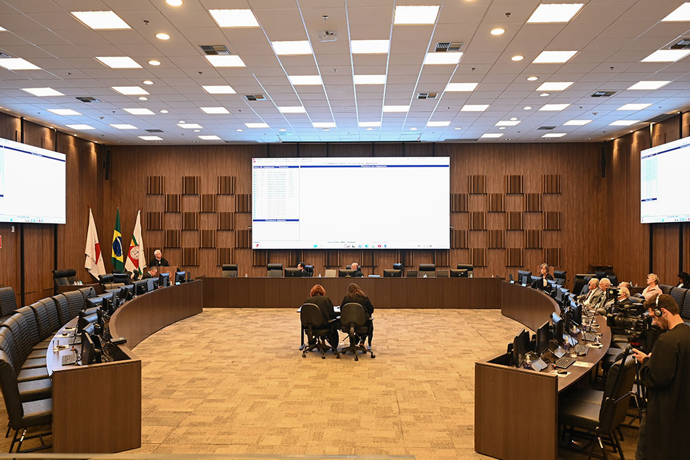 Not-5---Sessao-Tribunal-Pleno-Despedida-Des.-Caetano-Levi.jpg