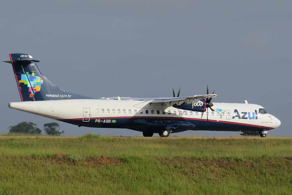 Avião da Azul pousado em aeroporto