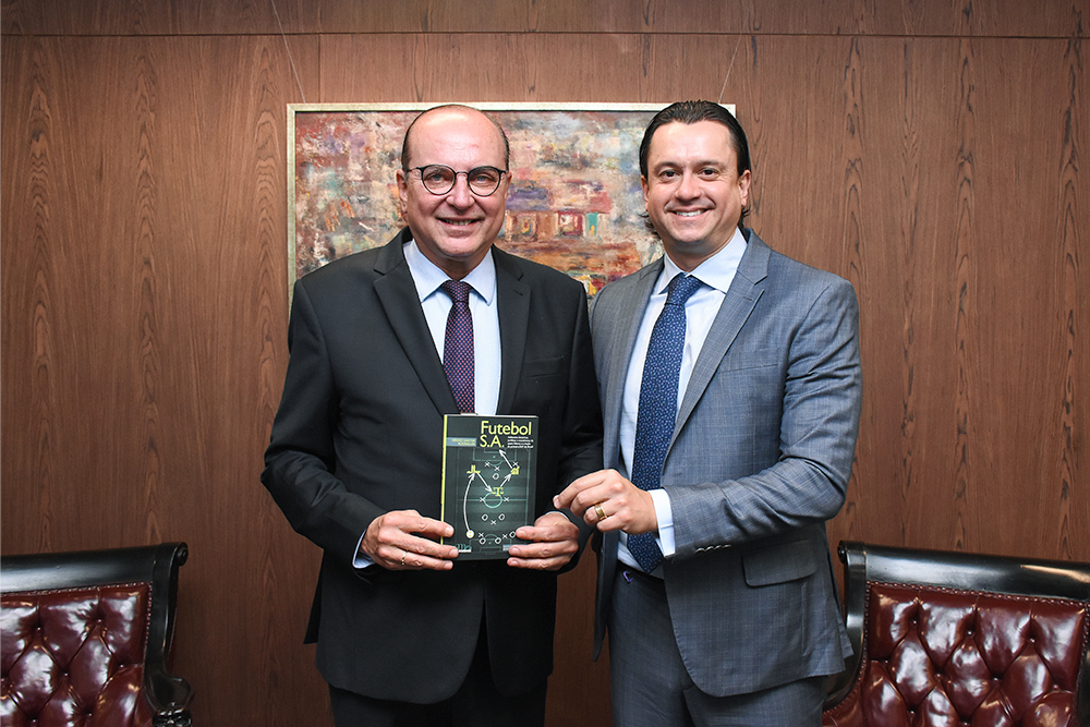 Not--Sergio-Santos-Rodrigues-entrega-do-livro-Futebol-SA-ao-Presidente..jpg