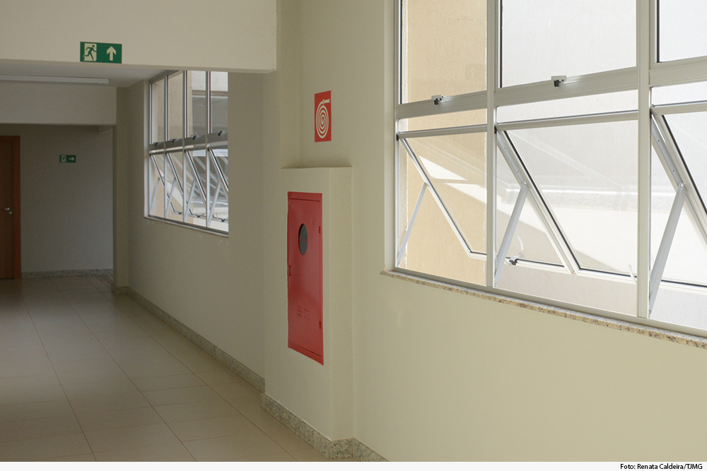 Vista interna de corredor de fórum com sinalização