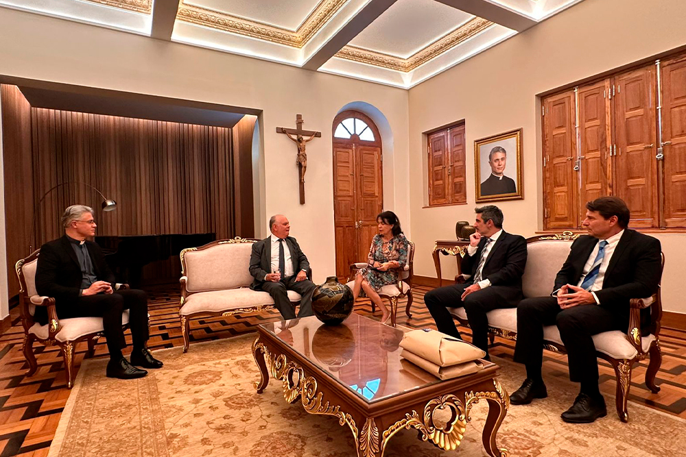 Not---Segunda-Vice-Pr-ao-Reitor-da-Puc-MG_-Prof-Dr-Padre-Luis-Henrique-Eloy-e-Silva._2.jpg